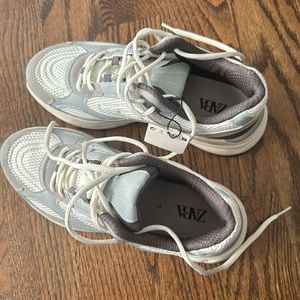Zara sneaker white color size 8